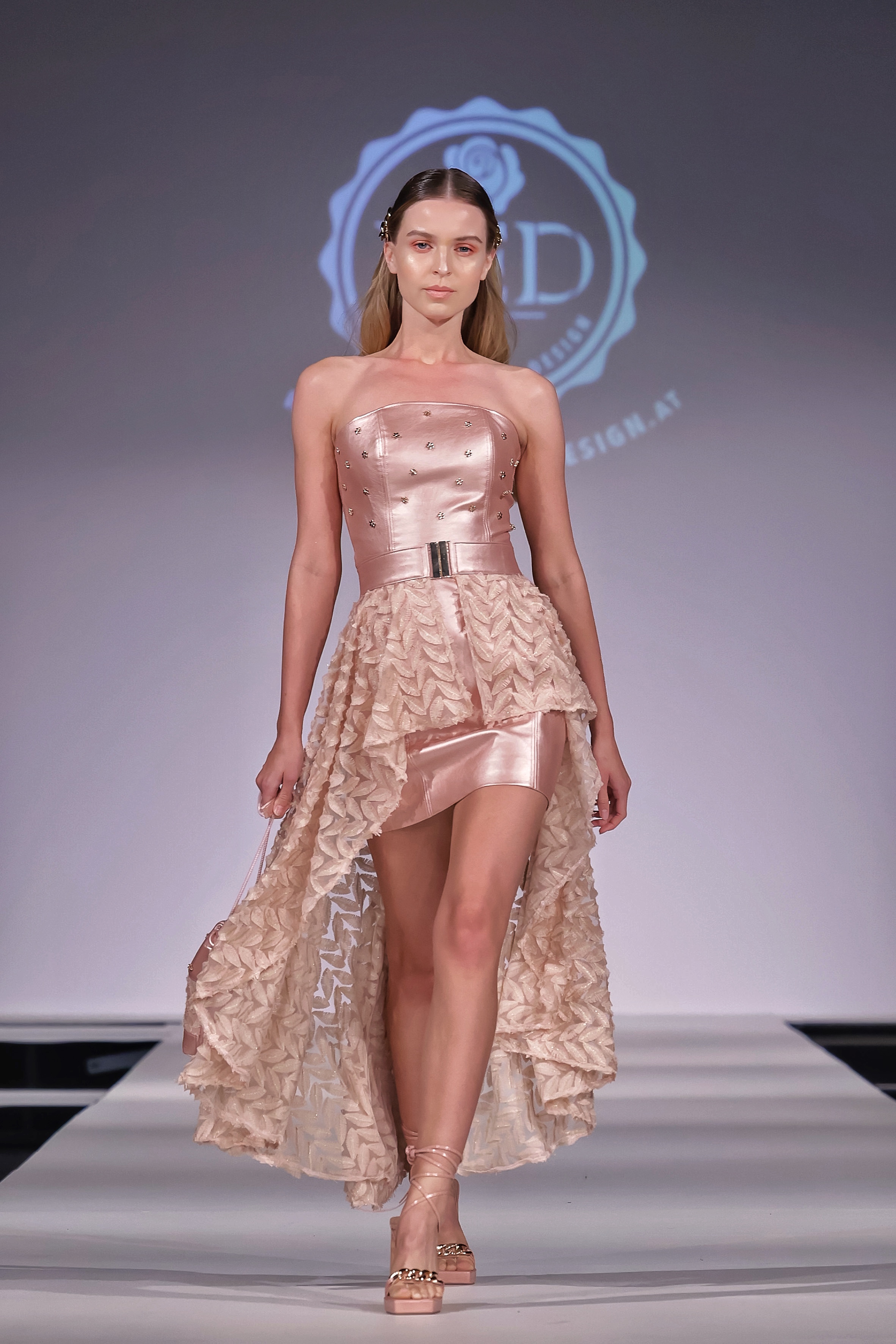 Model im Kleid auf dem Laufsteg