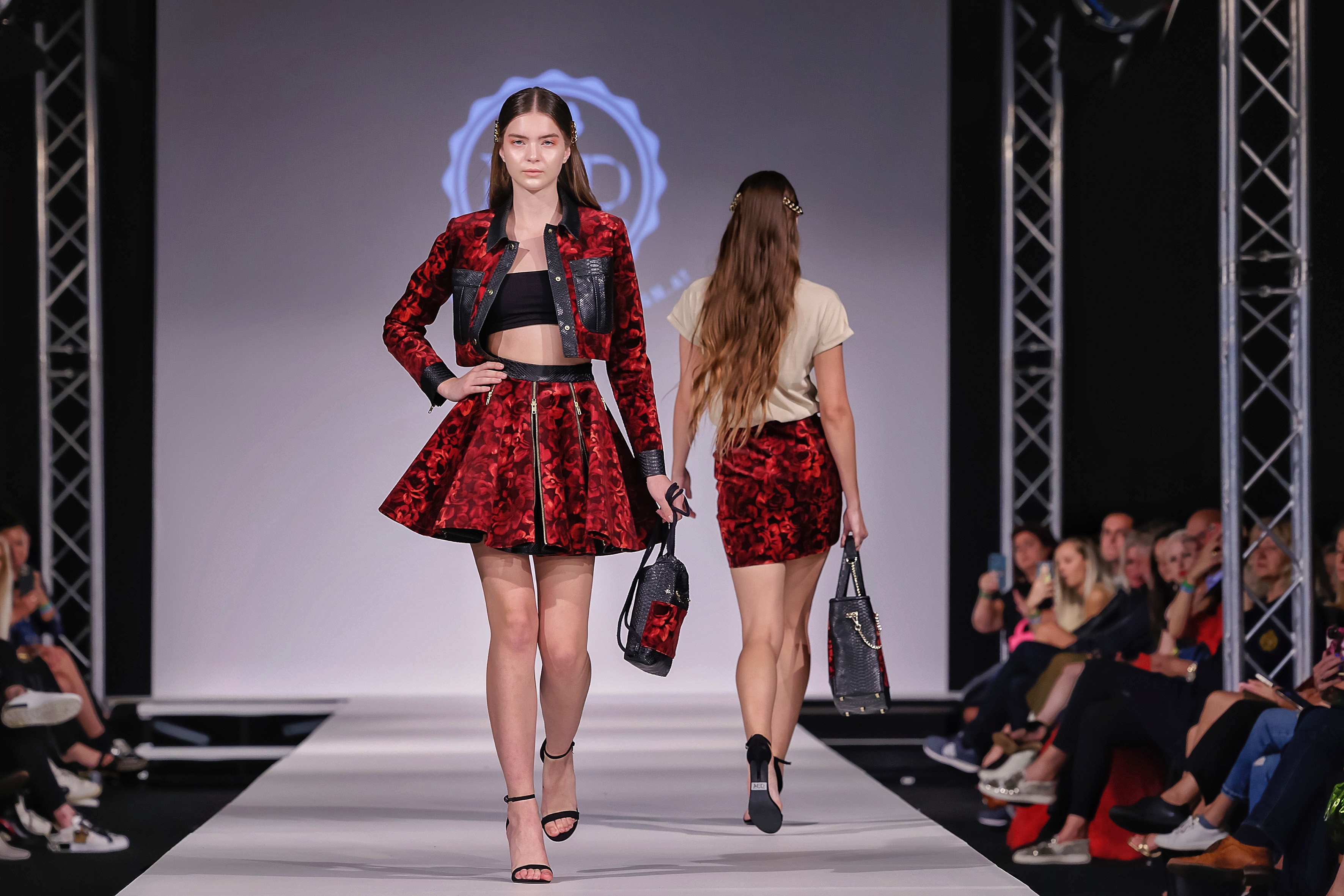 Zwei Models am Laufsteg