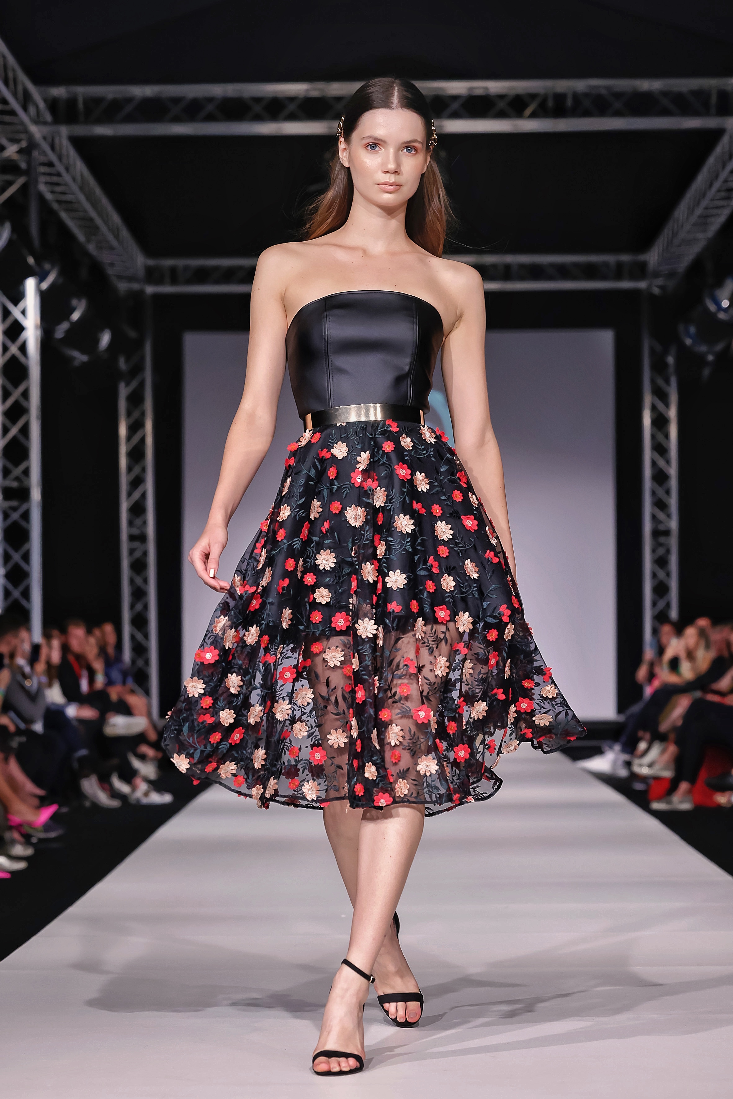 Model in Kleid am Laufsteg