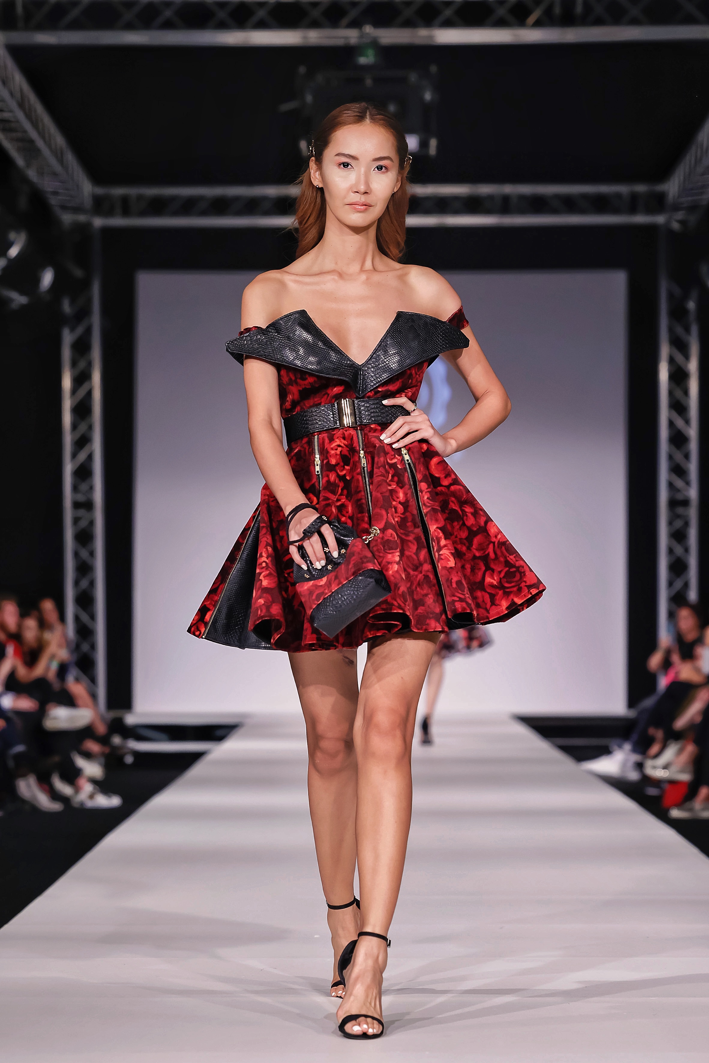 Model in Kleid am Laufsteg