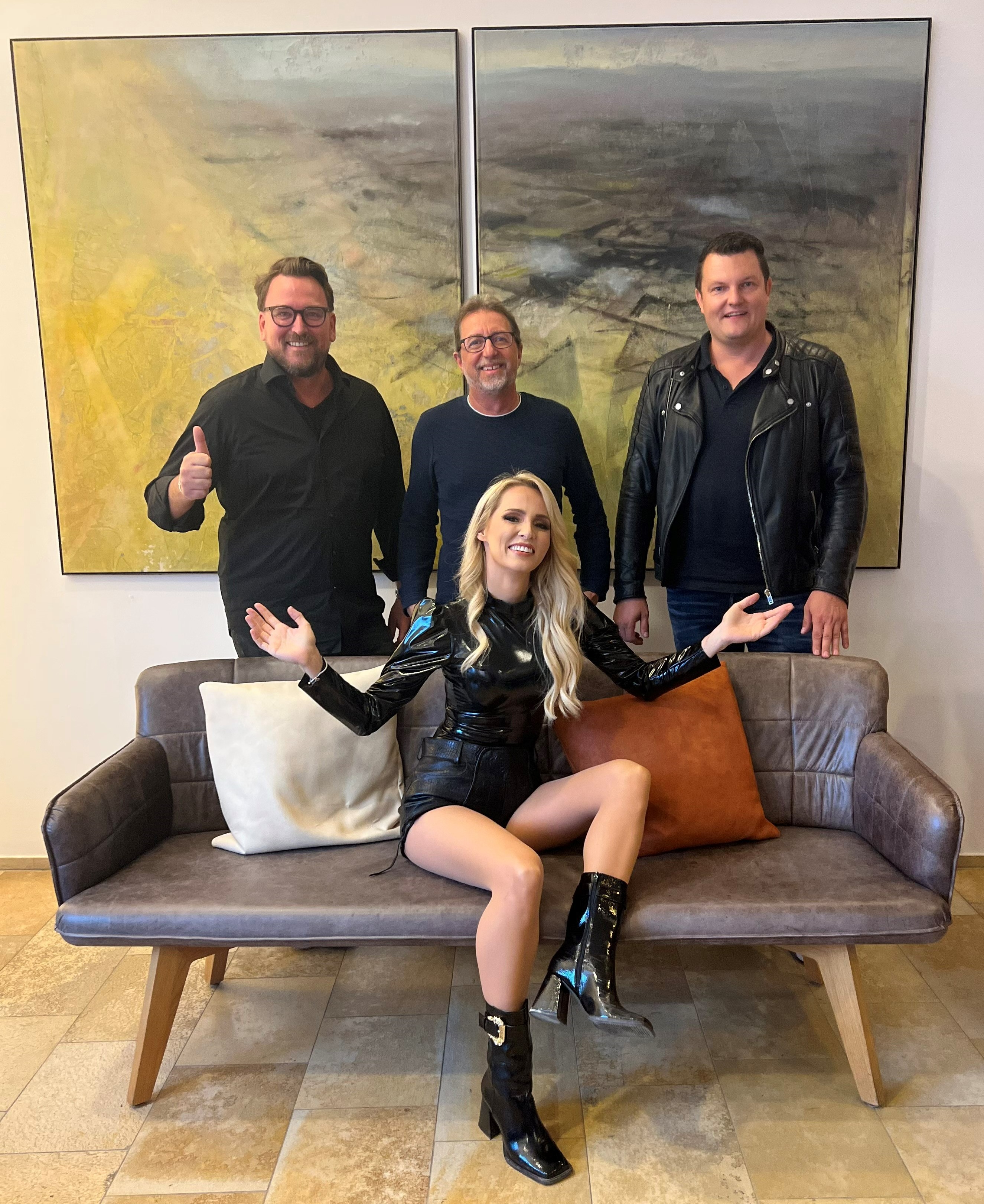 Schlagersängerin Melissa Naschenweng mit zwei Vertretern von Sony Music Austria und ihrem Manager.