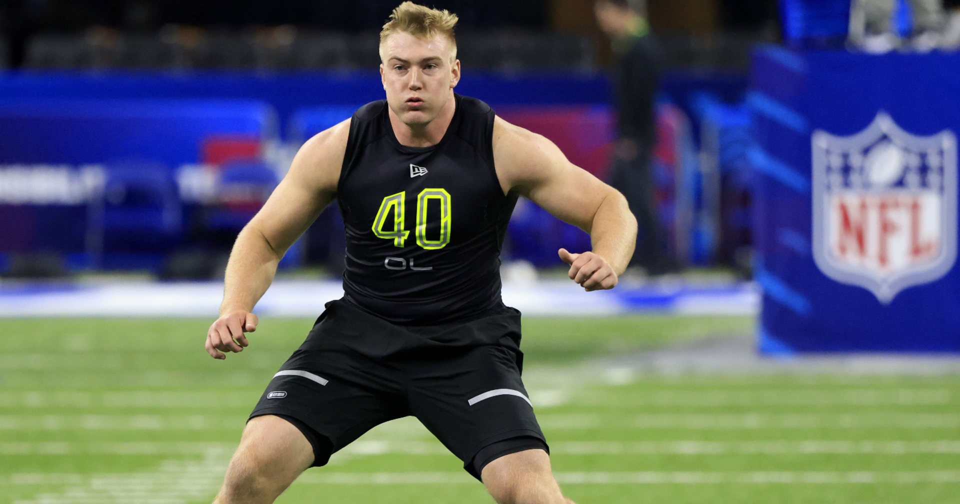 Der Österreicher Bernhard Raimann bei Aufwärmübungen auf einem NFL-Footballfeld