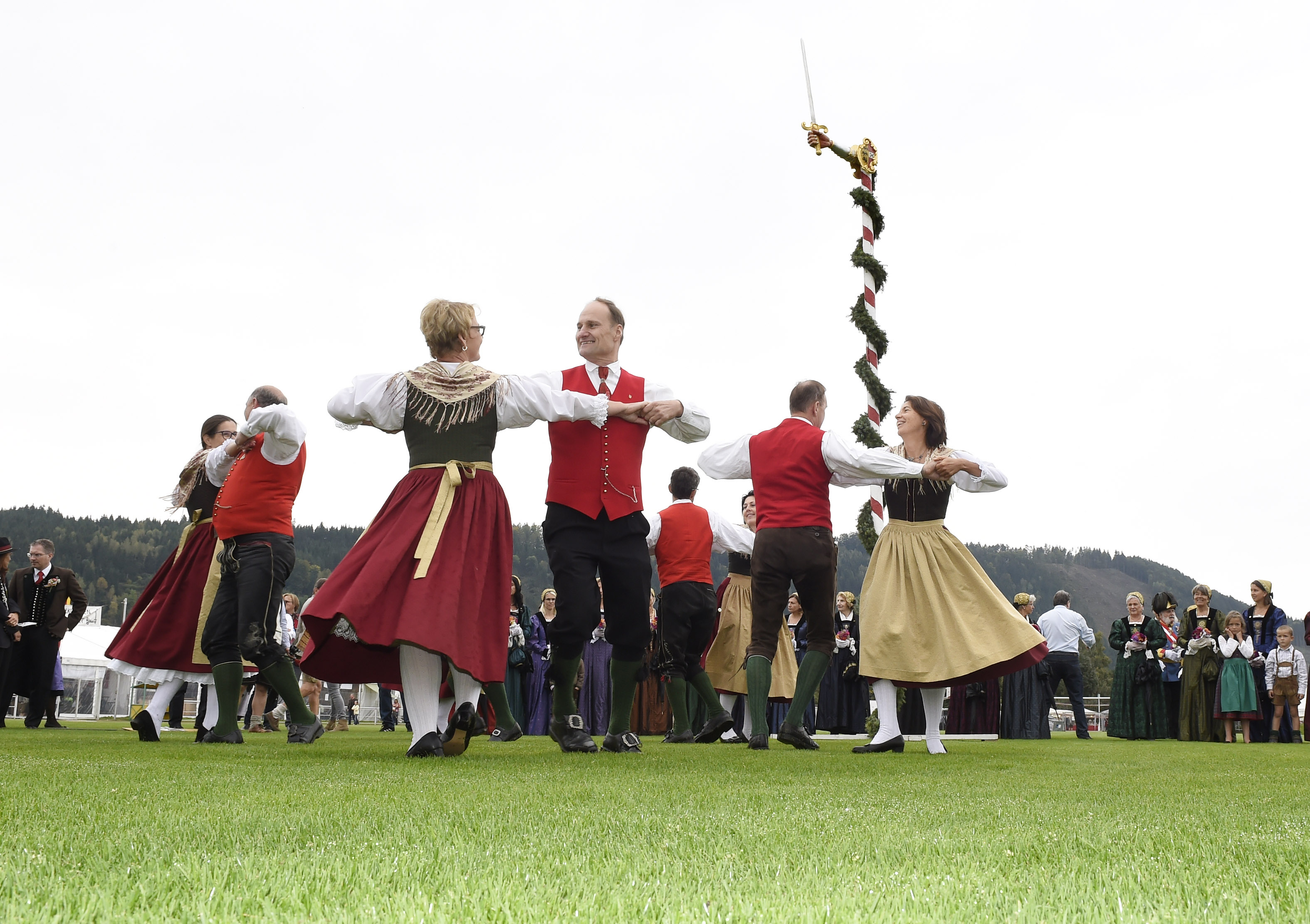 Eine Gruppe von Menschen tanzt einen Volkstanz in Tracht