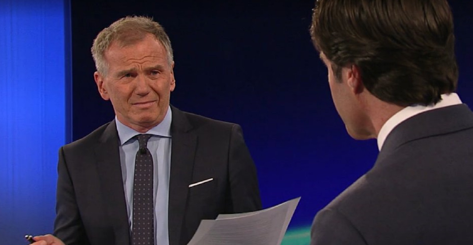 Armin Wolf verzieht im Gespräch mit Wallentin ungläubig das Gesicht.