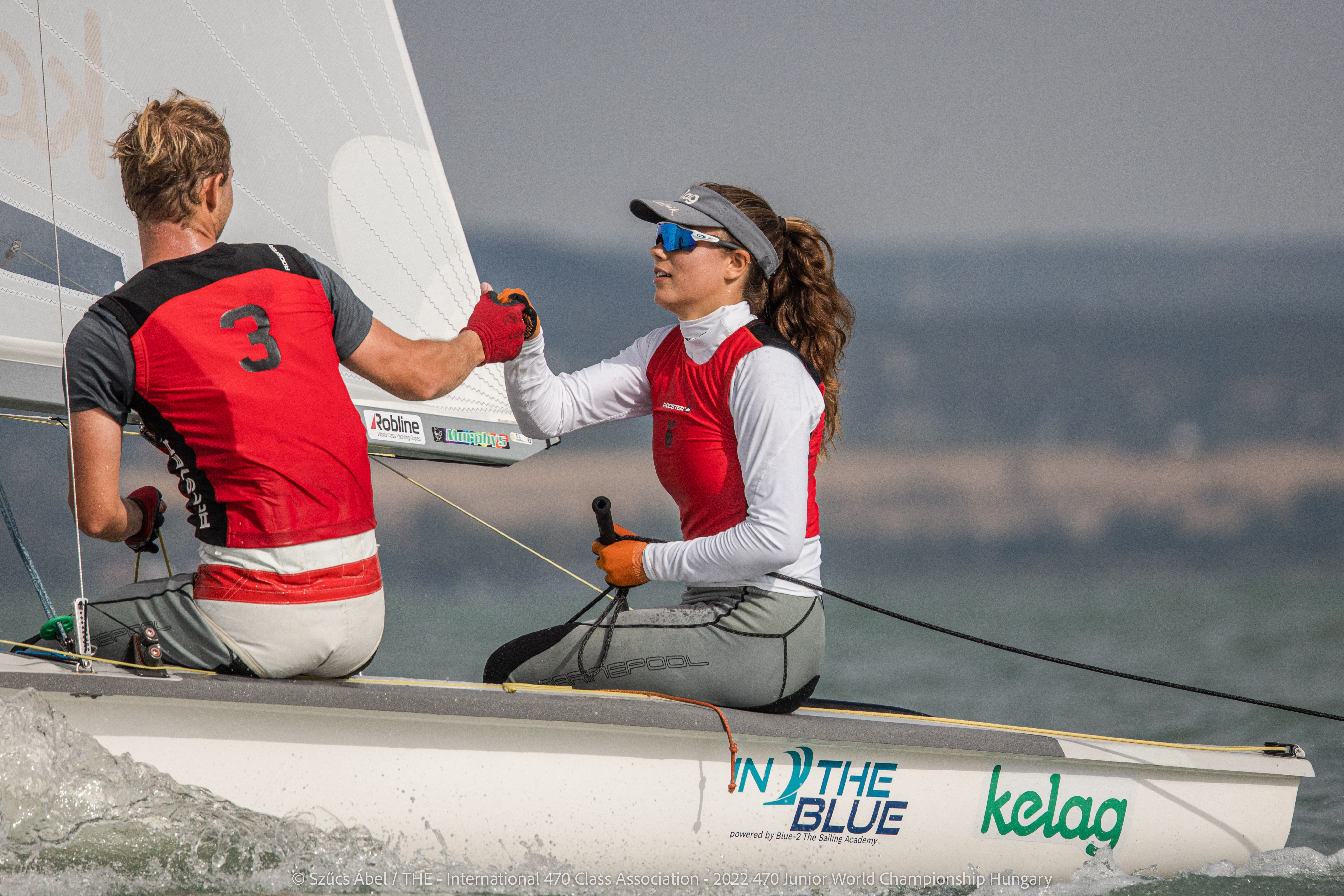 Rosa Donner mit ihrem Vorschoter Sebastian Slivon in einem Segelboot