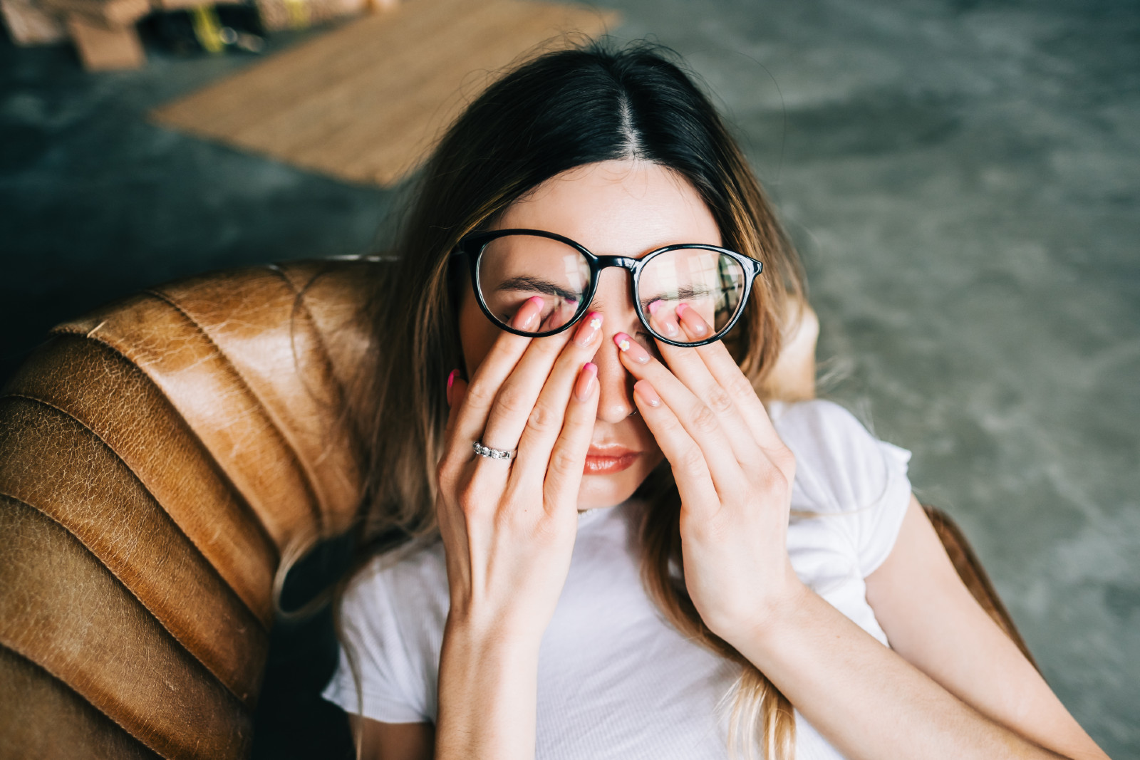 Frau reibt sich unter Brille die Augen | Credit: iStock.com/nikkimeel