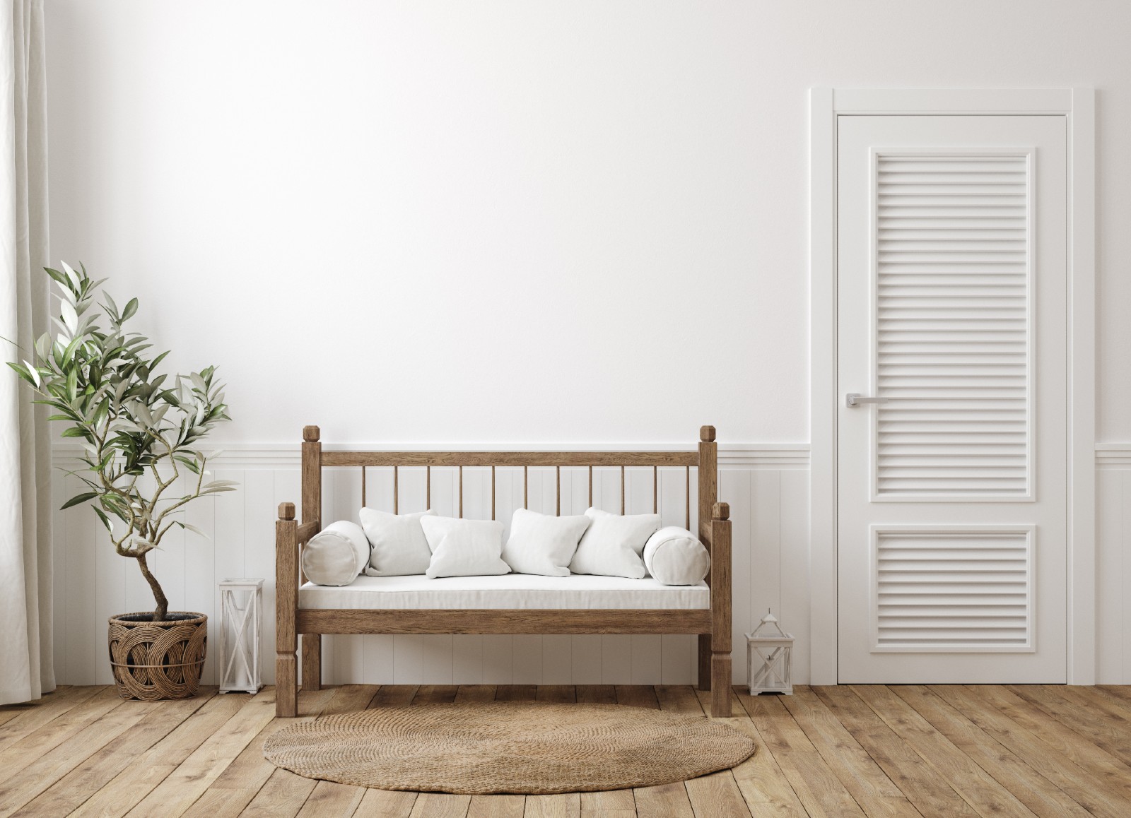 Holzbank mit weißen Kissen steht im Flur | Credit: iStock.com/Artjafara