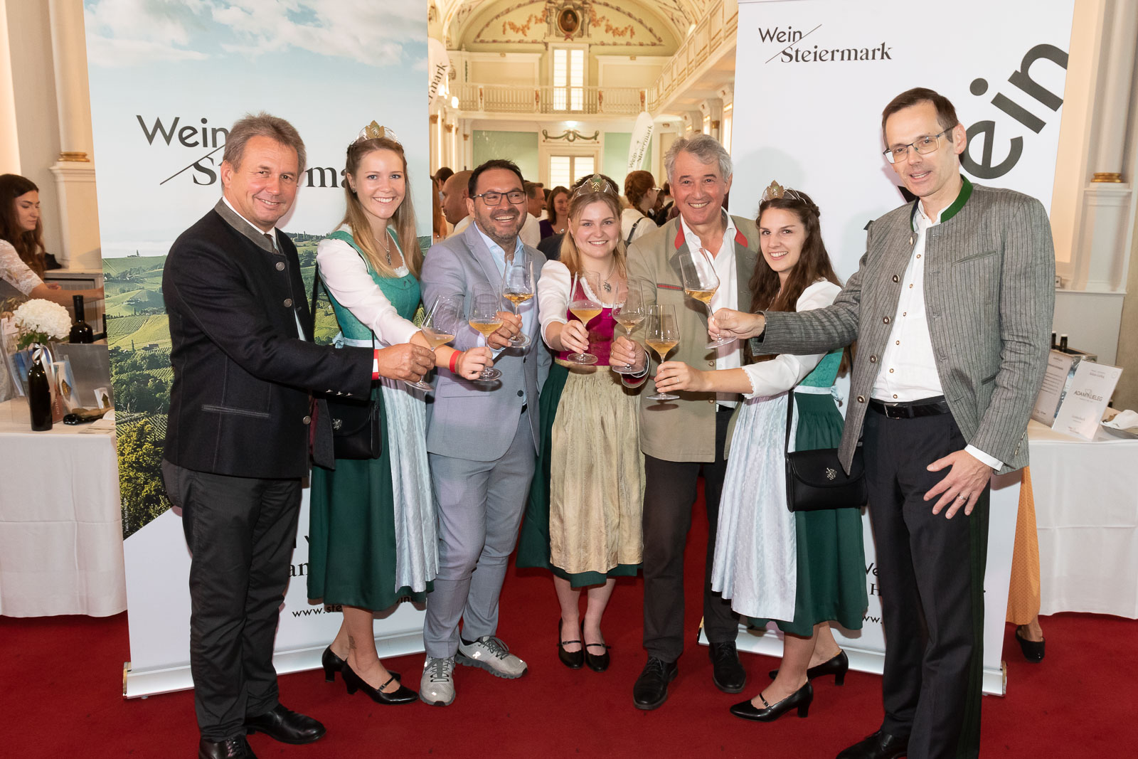 Präsident-Landwirtschaftskammer Steiermark Franz Titschenbacher, Weinhoheit Katrin Strohmaier, Obmann Wein Steiermark Stefan Potzinger, Weinkönigin Sophie Friedrich, GF Wein Steiermark Werner Luttenberger, Weinhoheit Marlene Prugmaier, Vorstandsmitglied Steiermärkische Sparkasse Dr. Oliver Kröpfl.