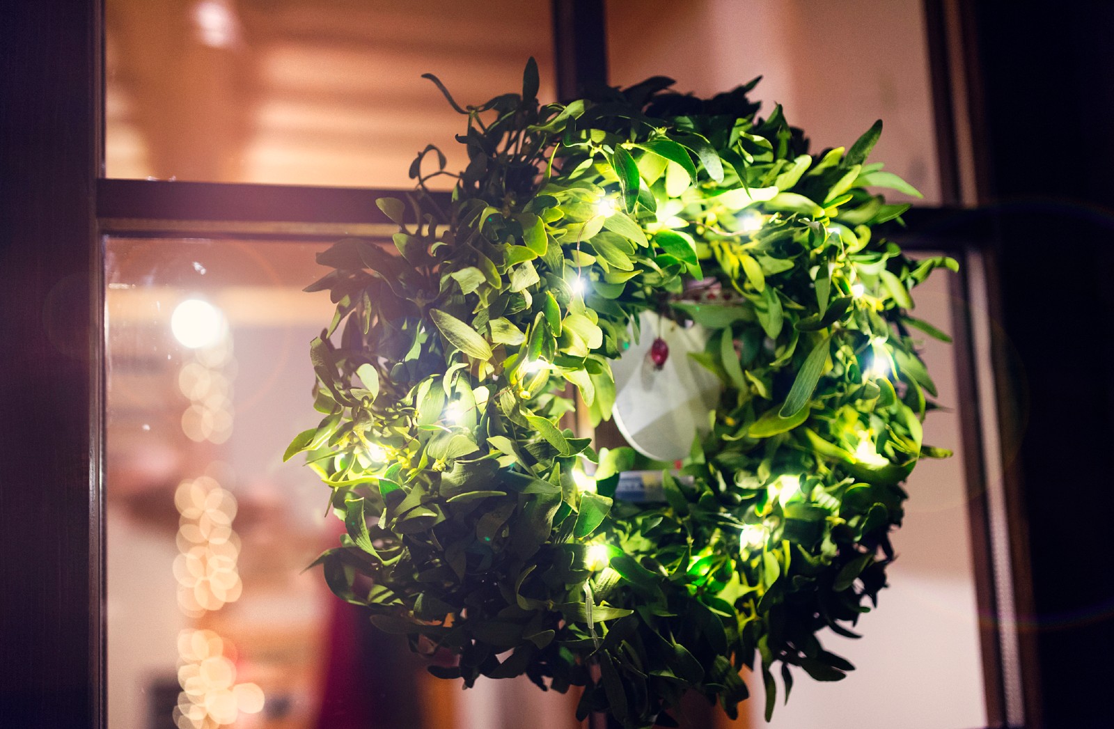 Kranz aus Kräutern | Credit: iStock.com/Halfpoint