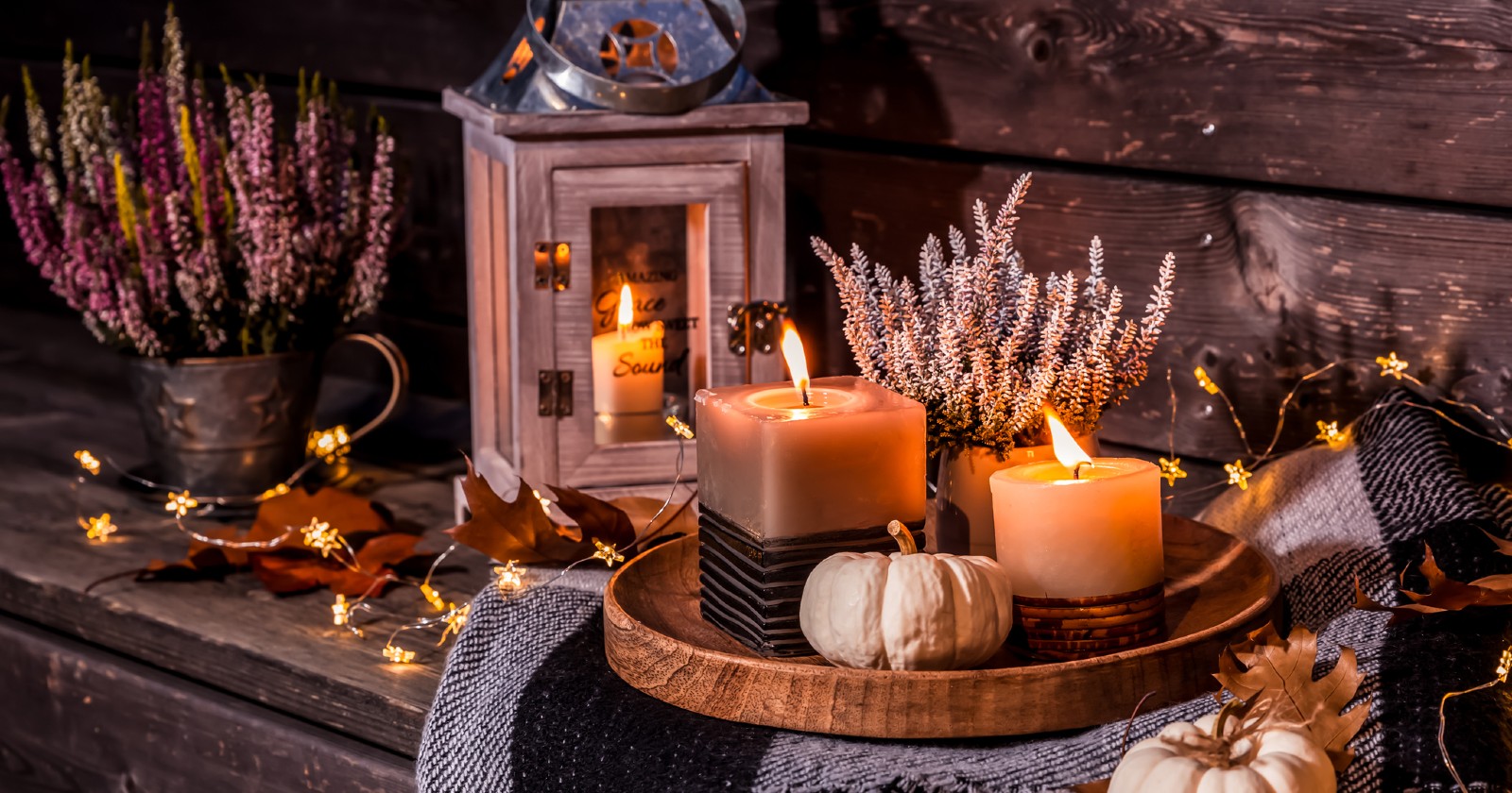 Kürbisse und Laternen auf einem Holztisch | Credit: iStock.com/brebca