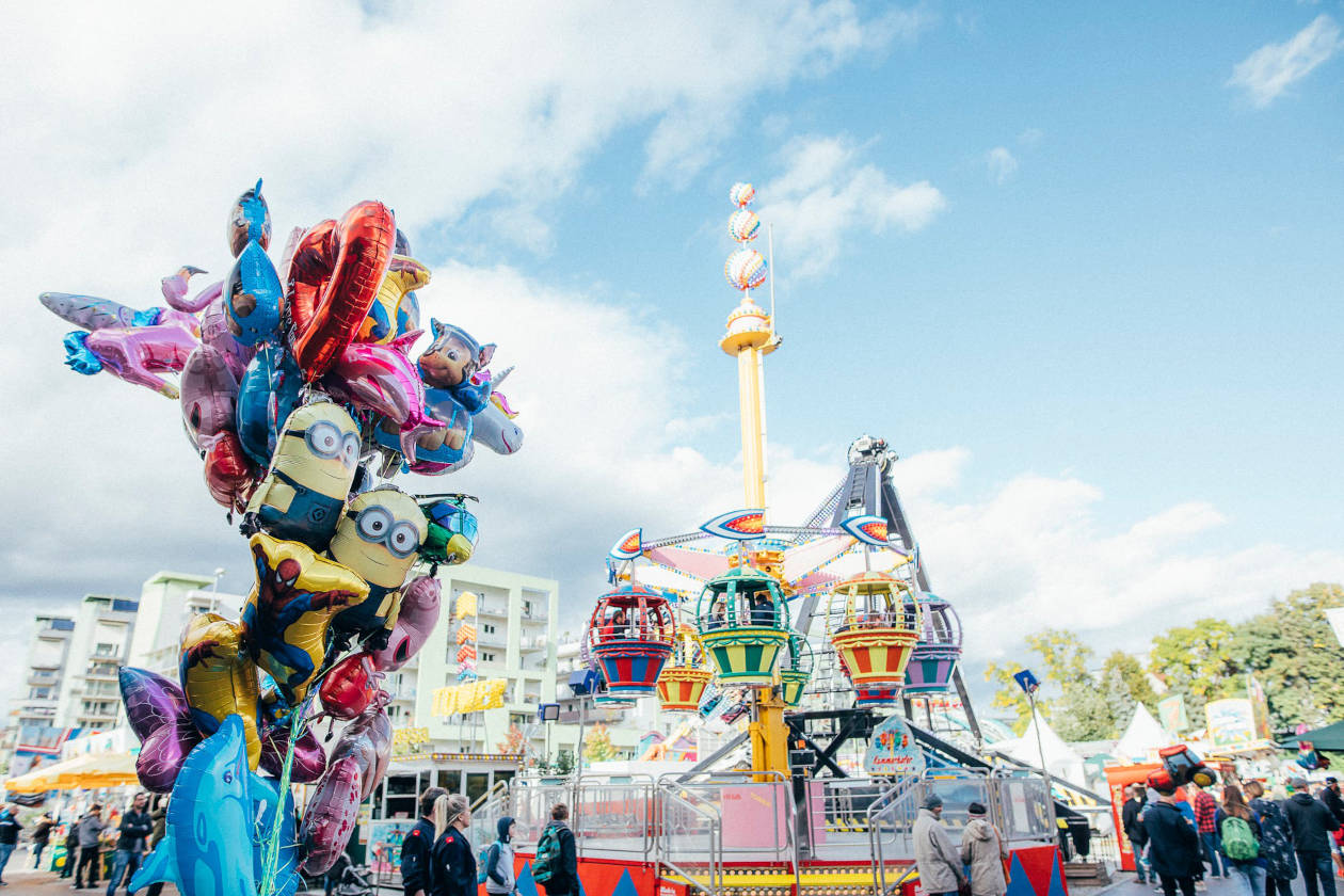 Vergnügungspark bei der Herbstmesse