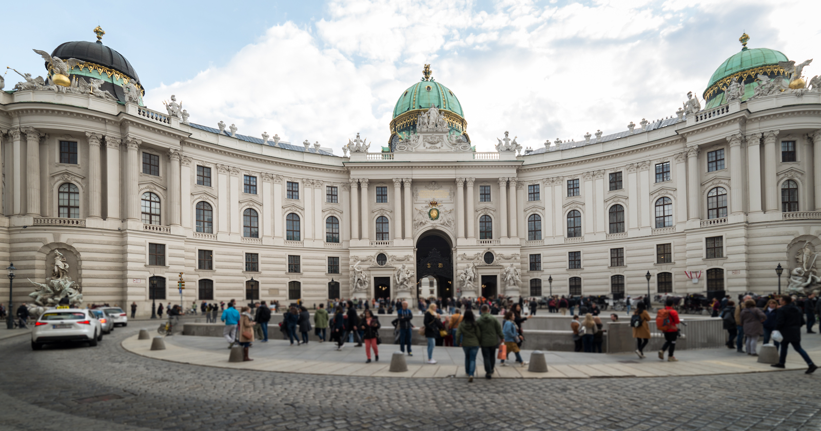 Hofburg in Wien | iStock.com/LevTsimbler