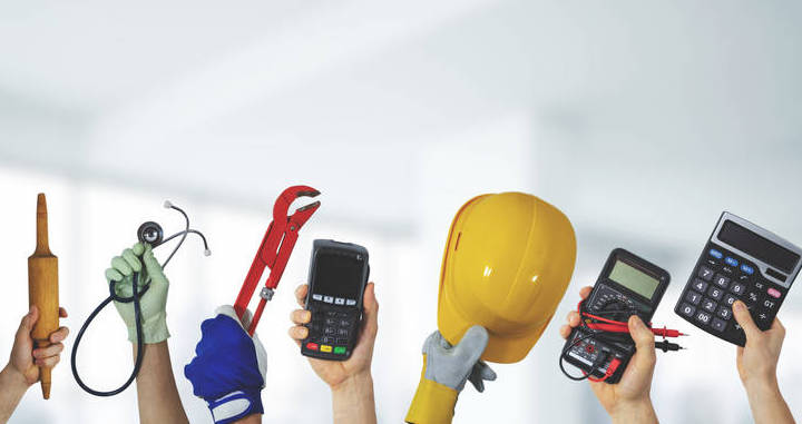 Gegenstände werden von Händen in die Luft gehalten