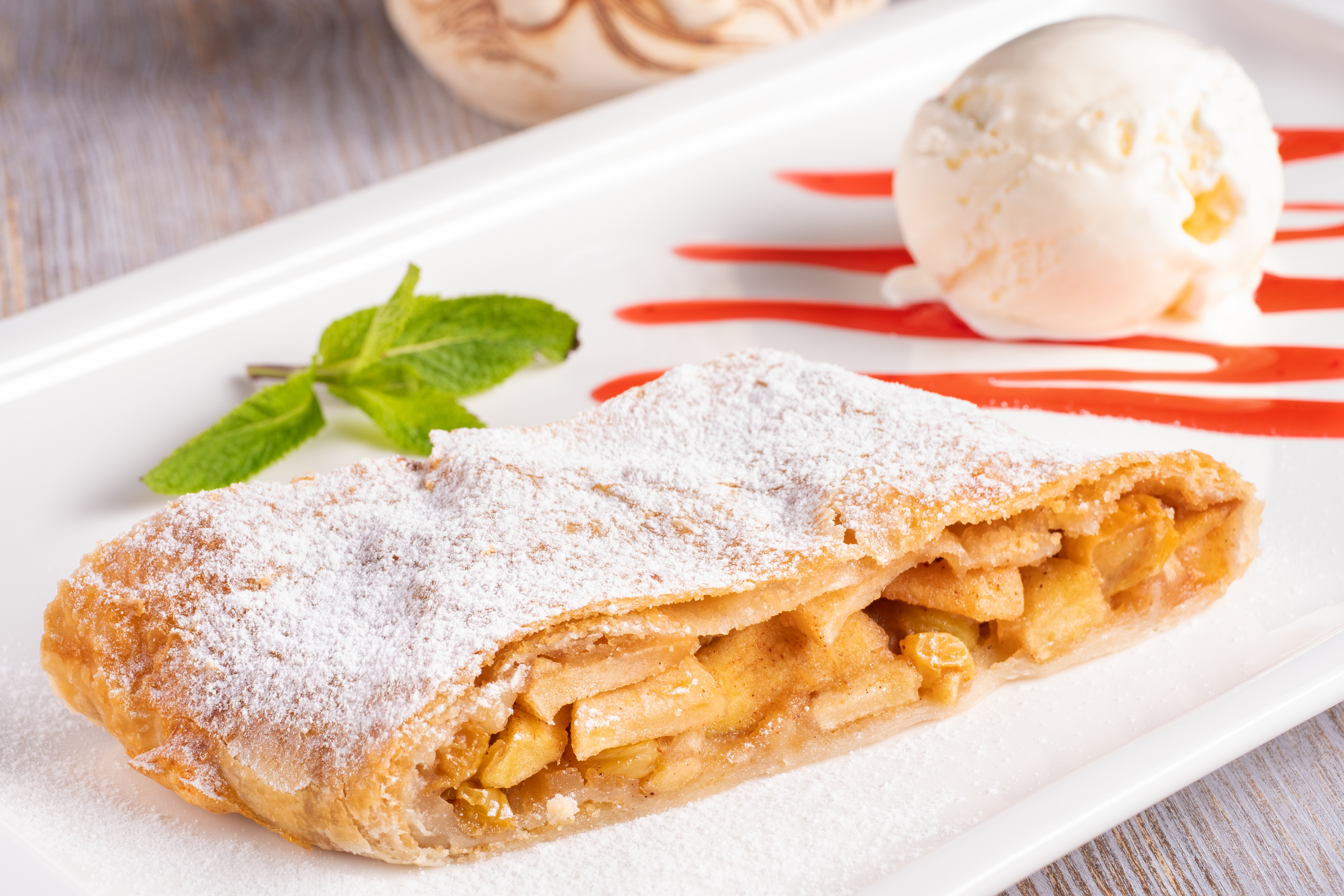 Apfelstrudel mit Vanilleeis