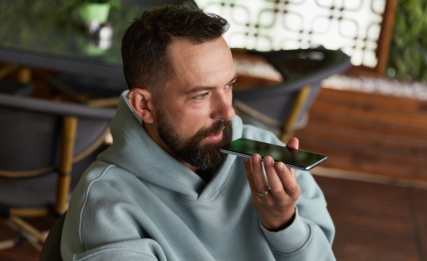 Mann spricht in Smartphone | Credit: iStock.com/Dariia Chernenko