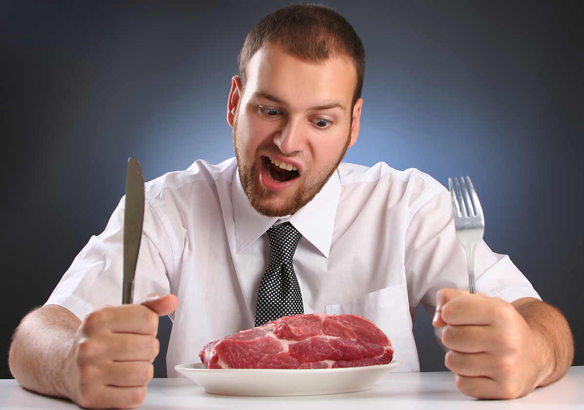 Mann isst Fleisch I Credit: iStockphoto.com/PumpizoldA