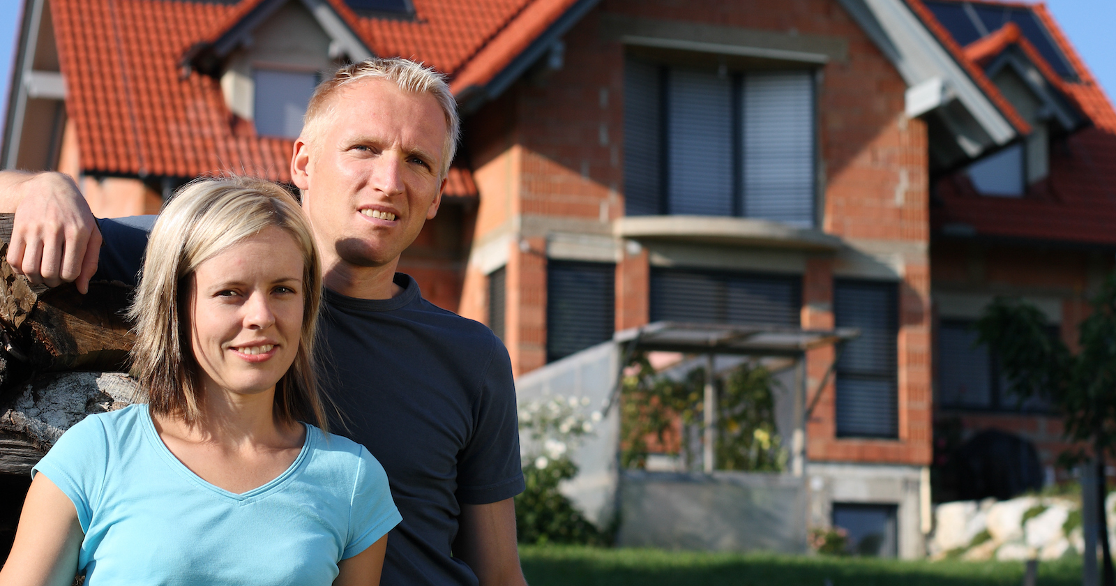 junges Paar steht vor einem Rohbau | Credit: iStock.com/theowl84