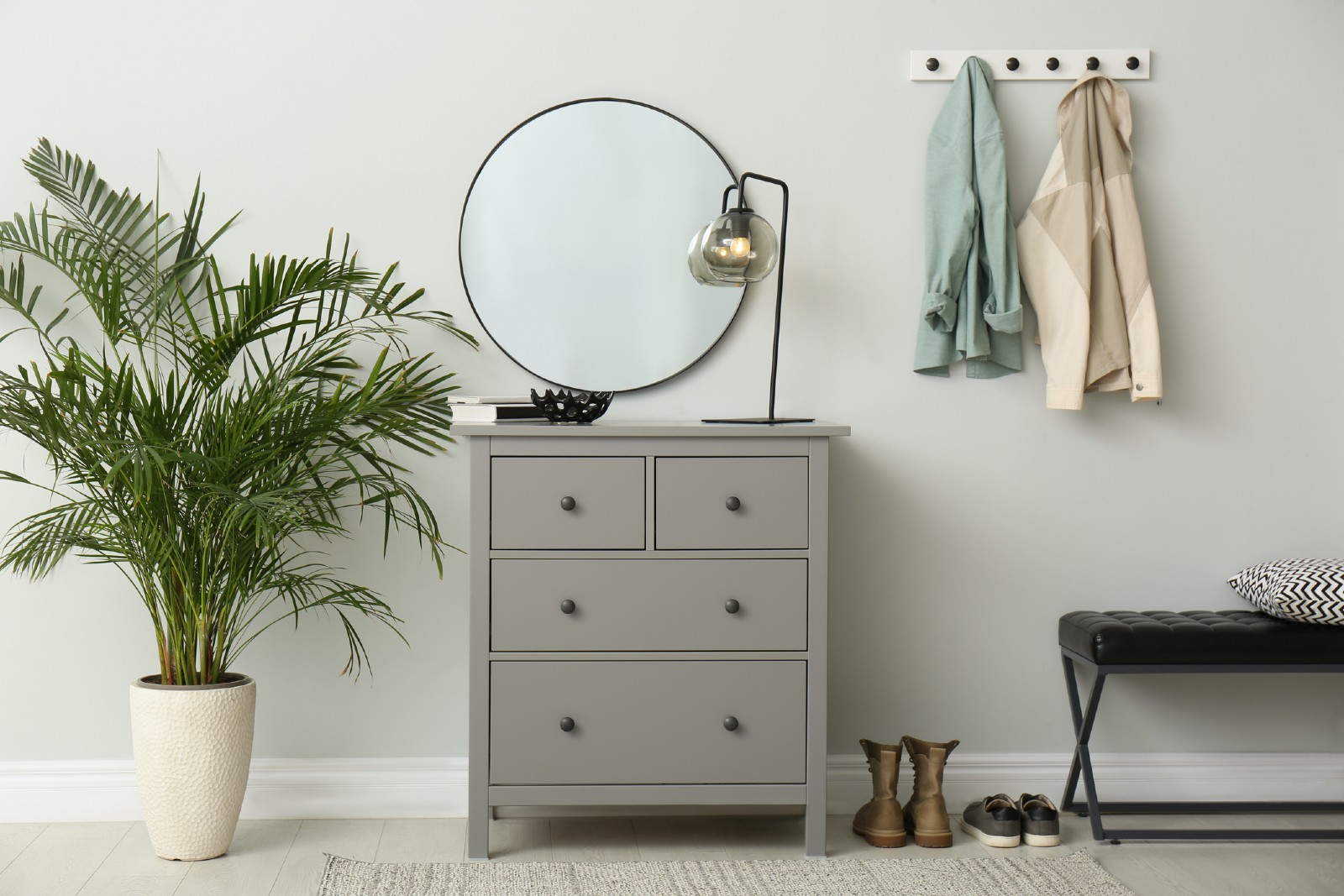 Graue Kommode steht im Flur | Credit: iStock.com/Liudmila Chernetska