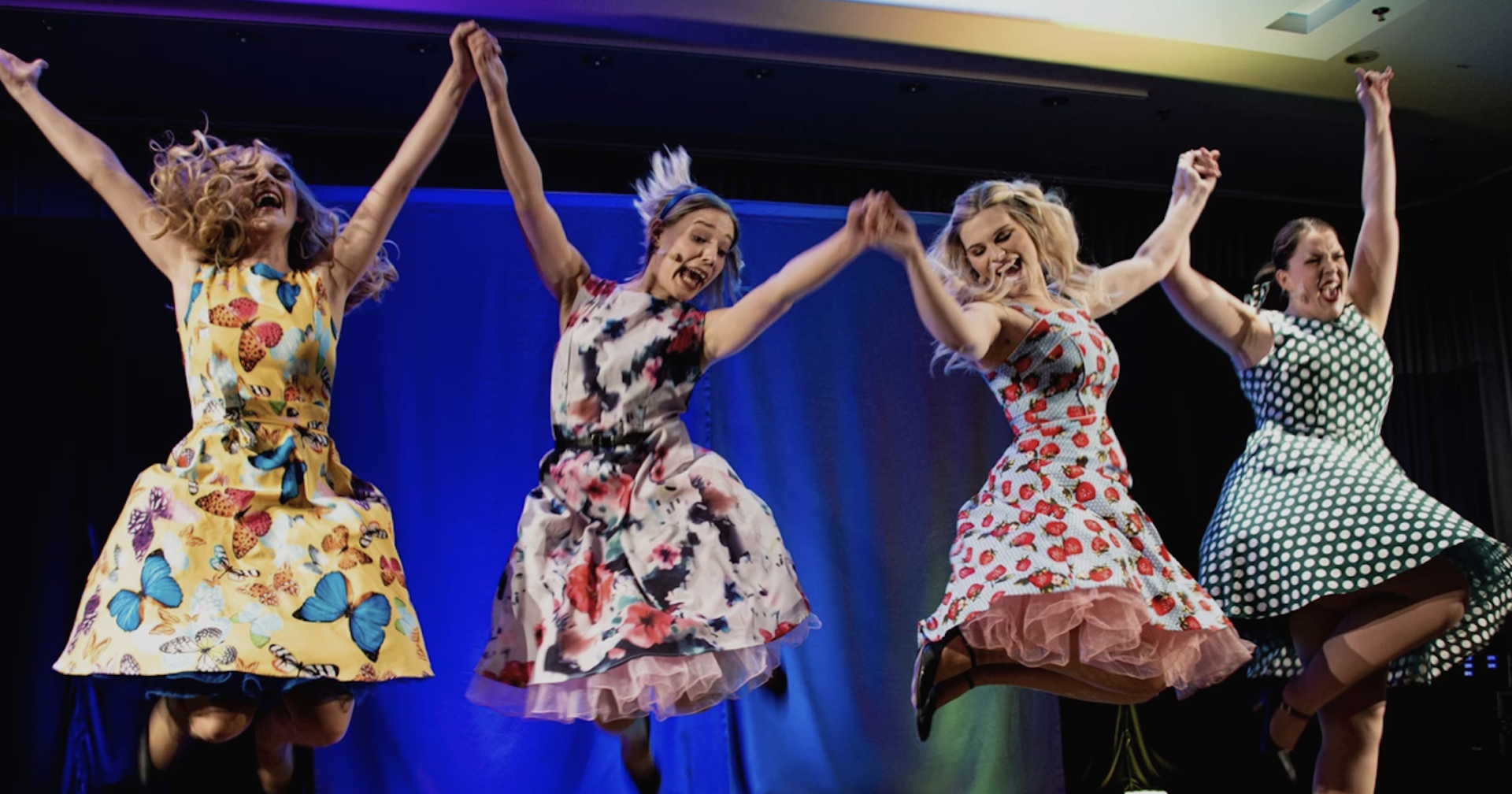 Vier Frauen springen auf der Bühne | Credit: Damian Keller