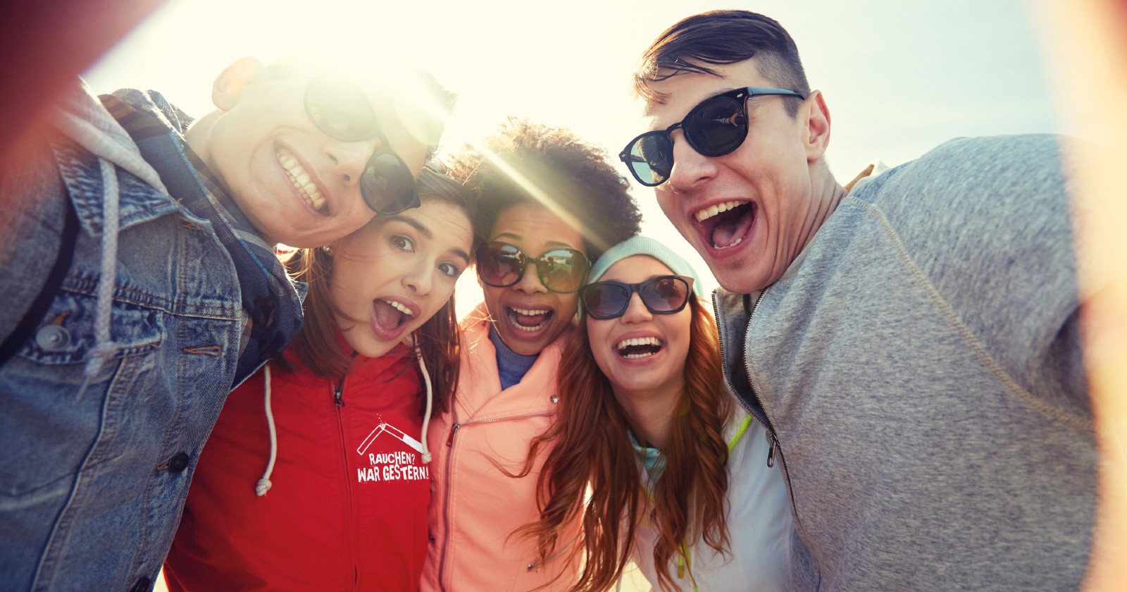 Vier lachende Teenager | Credit: shutterstock.com/SydaProductions