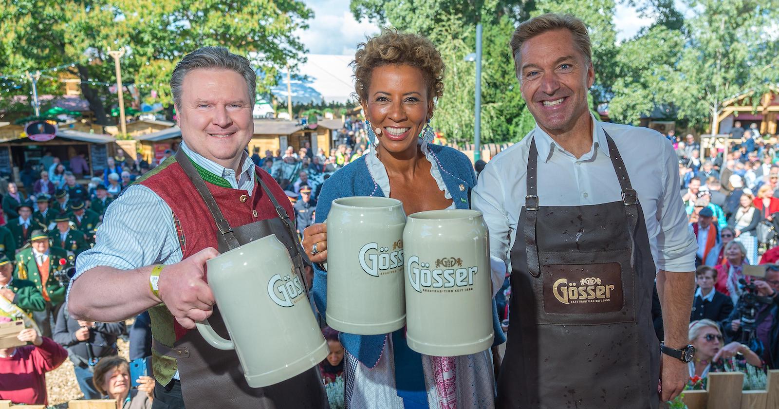 Bürgermeister und Promis mit Bierkrügen | Credit: Andreas Tischler/picturedesk.com