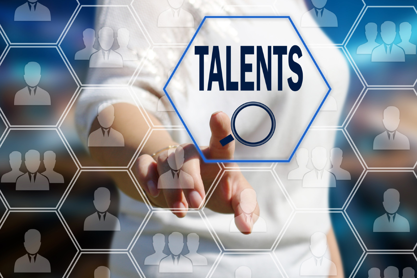 Frau tippt auf eine Taste | Credit: iStock.com/Stas_V