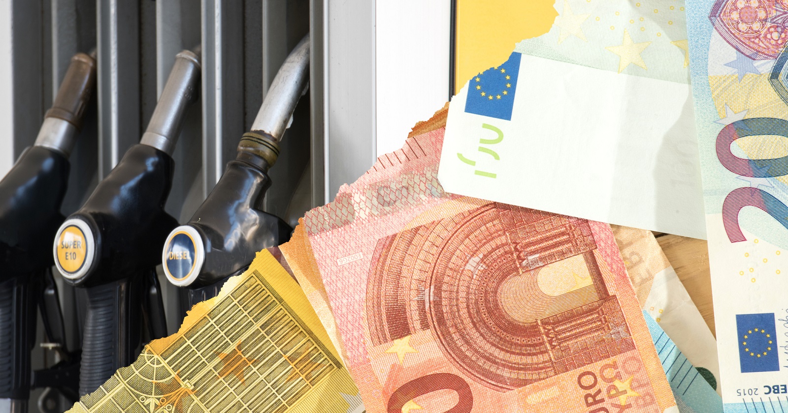 Collage: Eine Zapfsäule und Geldscheine