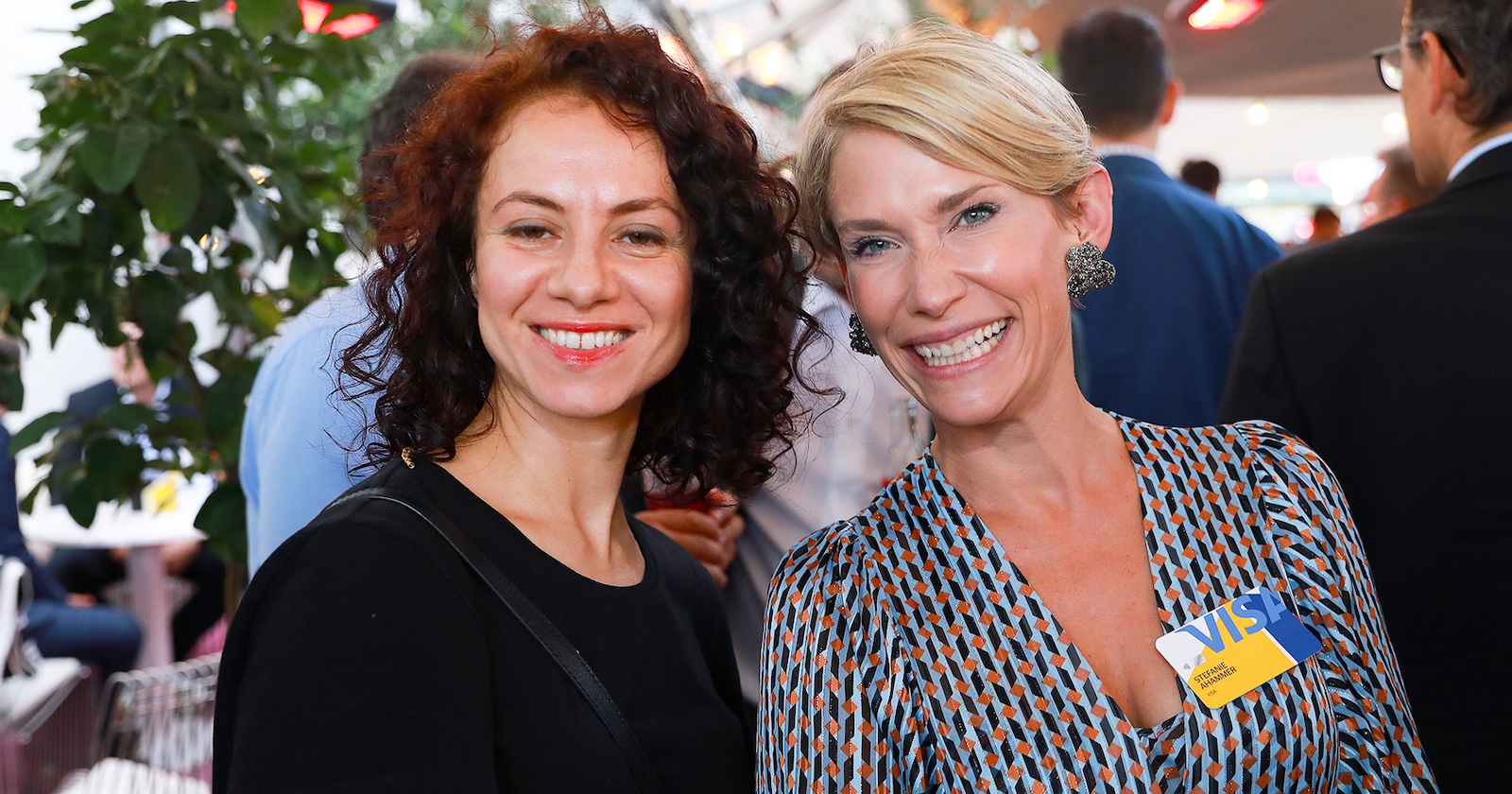 Zwei Frauen beim Visa-Kundenevent| Credit: Christian Mikes