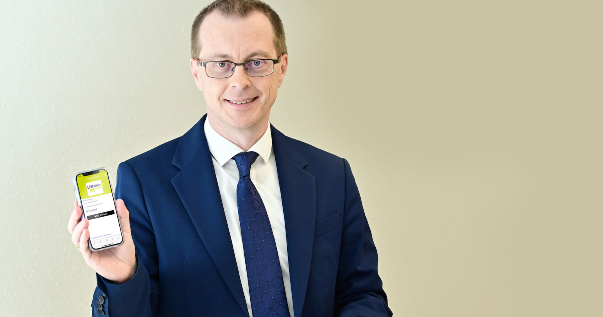 Porträt mit erhobenem  Handy