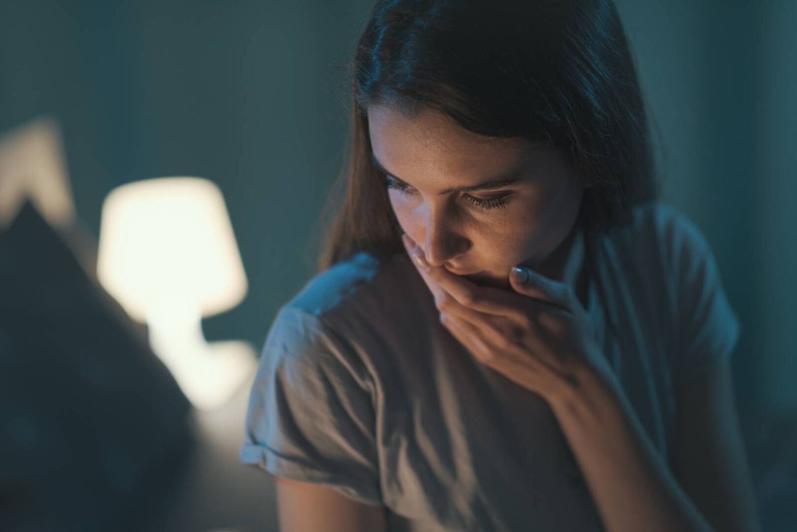 Ängstliche junge Frau | Credit: iStock.com/demaerre