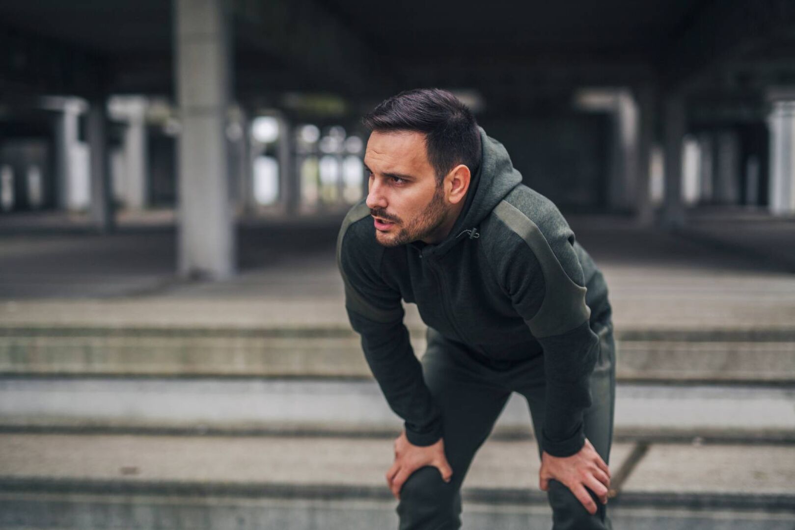 Junger Mann beim Rasten nach dem Workout | Credit: iStock.com/Jelena Danilovic