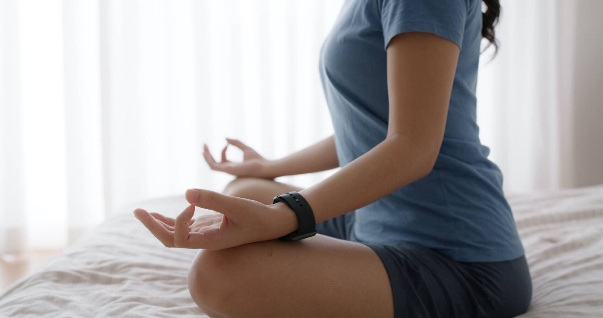 Junge Frau beim Yoga | Credit: iStock.com/Chaay_Tee