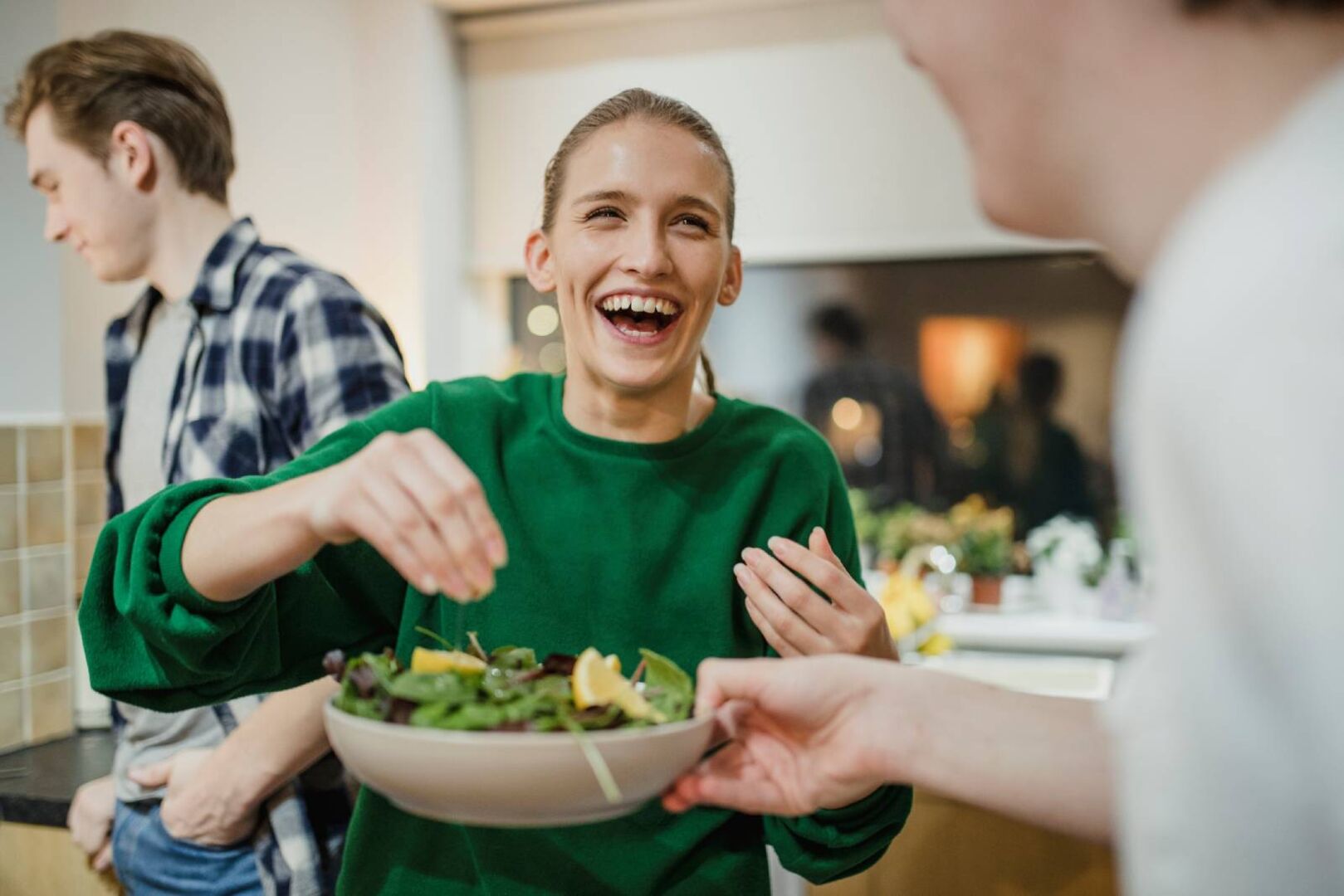 Junge Menschen beim gemeinsamen Kochen in der Küche | Credit: iStock.com/DGLimages