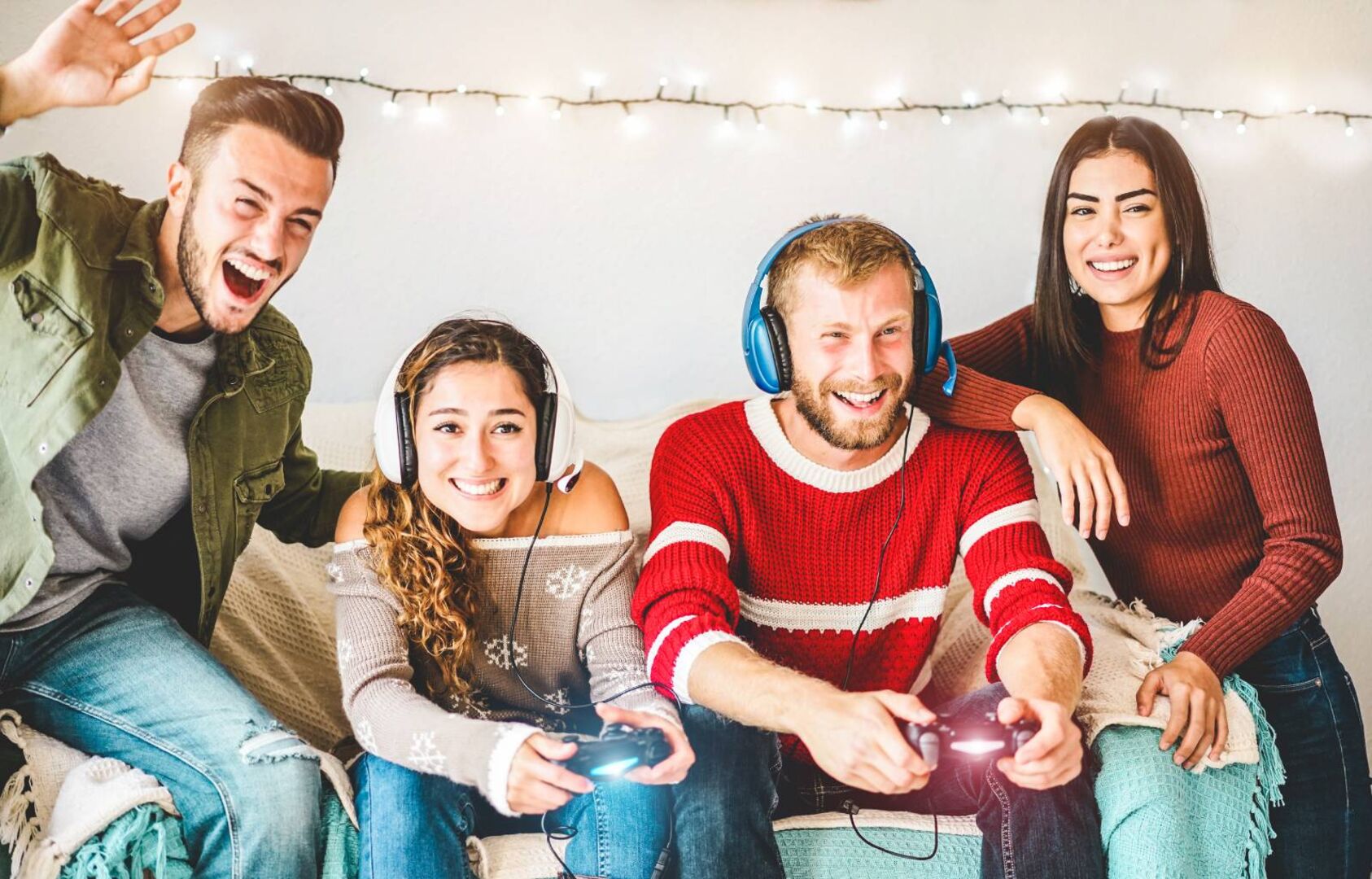 Junge Menschen beim gemeinsamen Videogame-Abend | Credit: iStock.com/DisobeyArt