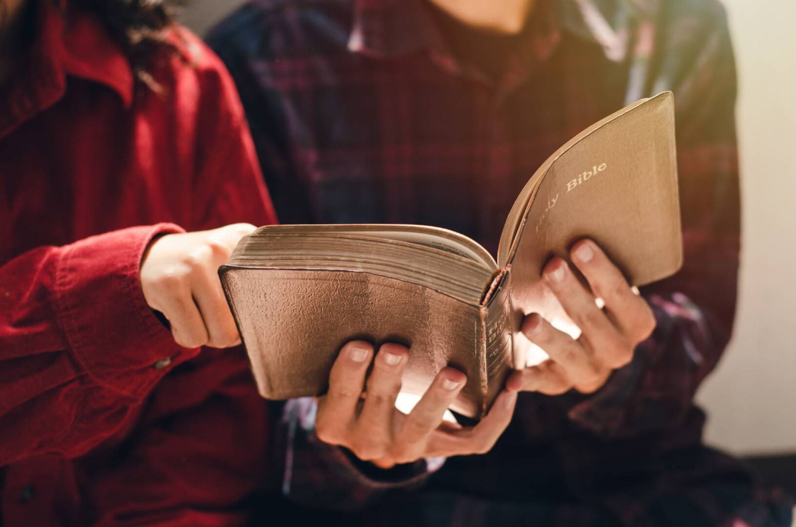 Zwei Studentinnen lesen gemeinsam ein Buch | Credit: iStock.com/Sakorn Sukkasemsakorn