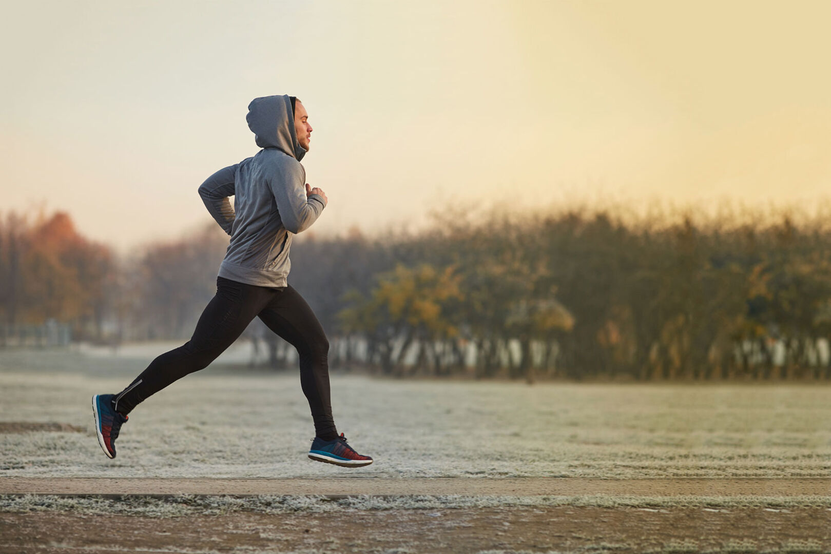 Mann bei morgendlichem Herbstlauf | Credit: iStock.com/BartekSzewczyk