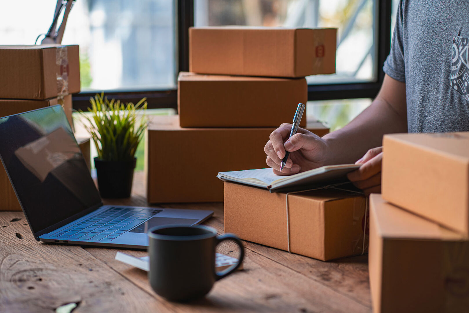 Junger Mann beim Übertragen von Rufnummern in sein Adressbuch | Credit: iStock.com/ArLawKa AungTun