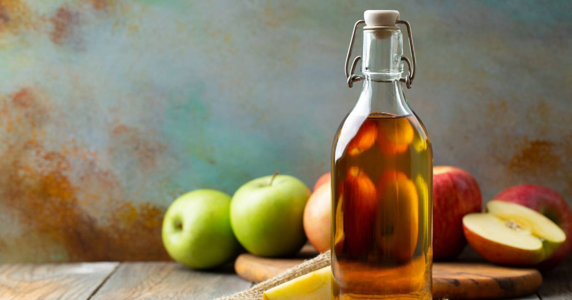 Eine Flasche Apfelessig | Credit: iStock.com/vasiliybudarin