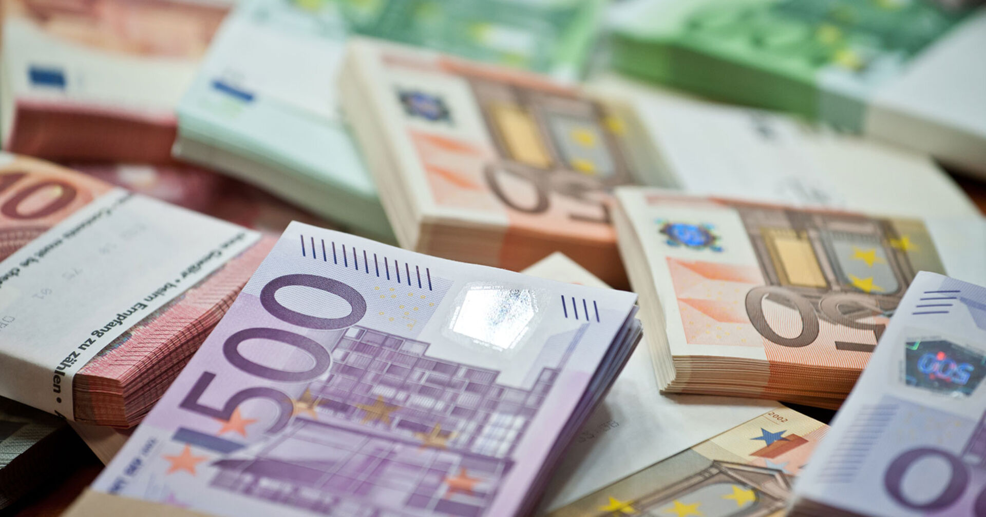 Euro-Banknoten | Credit: iStock.com/darkojow