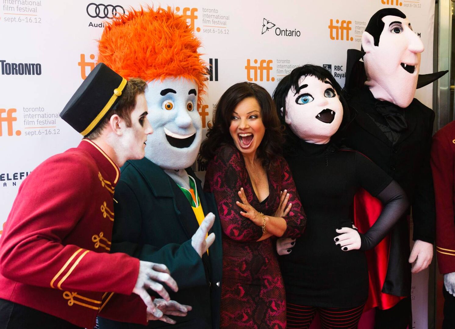 Fran Drescher in fröhlicher Runde | Credit: MARK BLINCH / REUTERS / picturedesk.com
