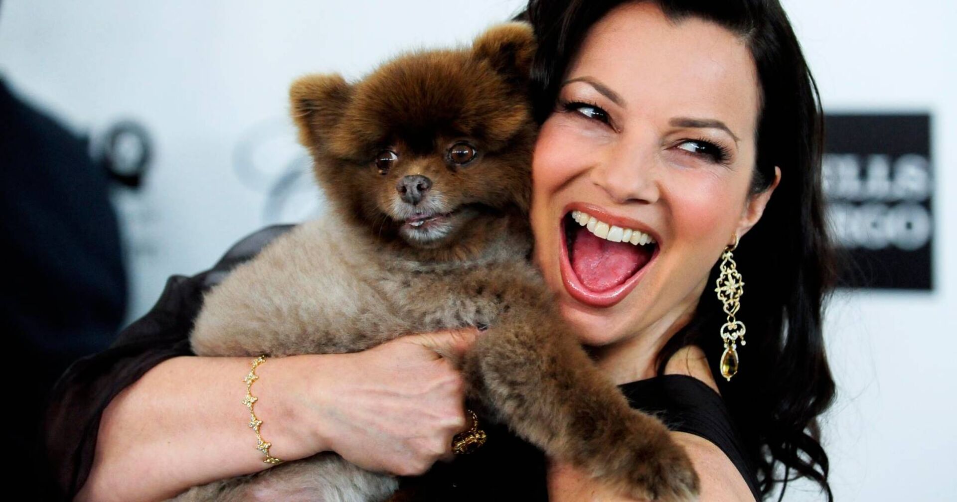 Fran Drescher mit einem Hund auf ihrem Arm | Credit: GUS RUELAS / REUTERS / picturedesk.com