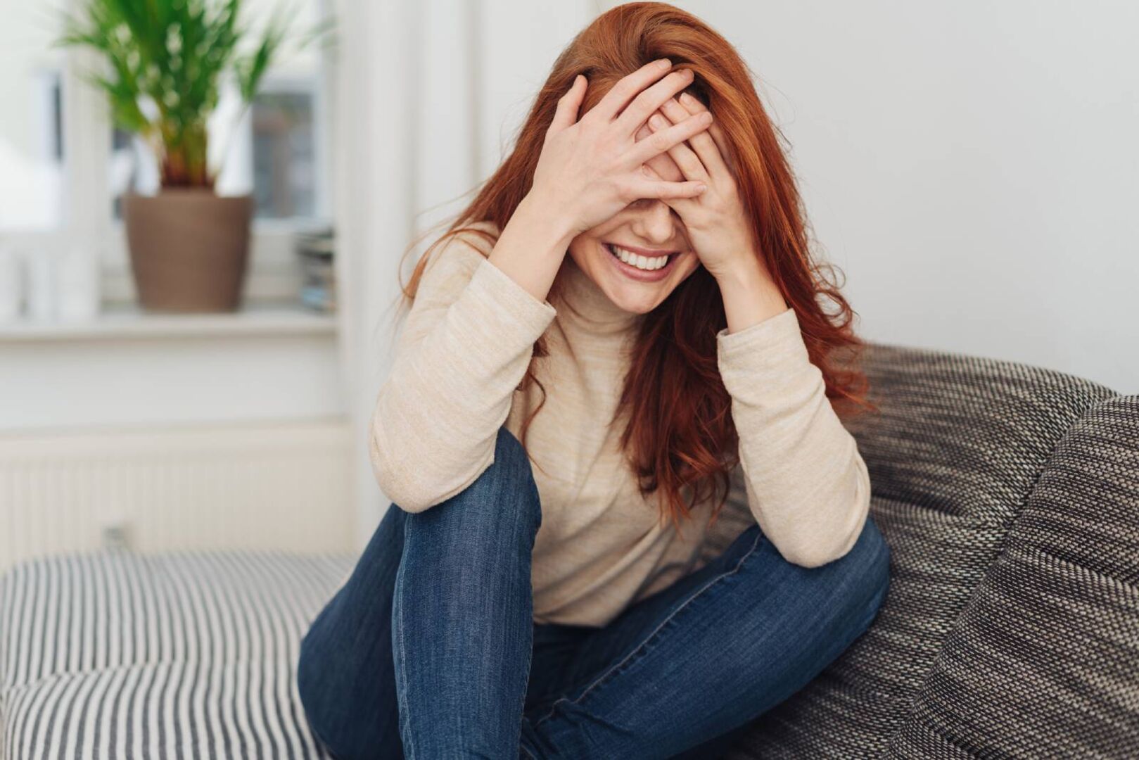 Junge Frau lacht herzlich | Credit: iStock.com/stockfour