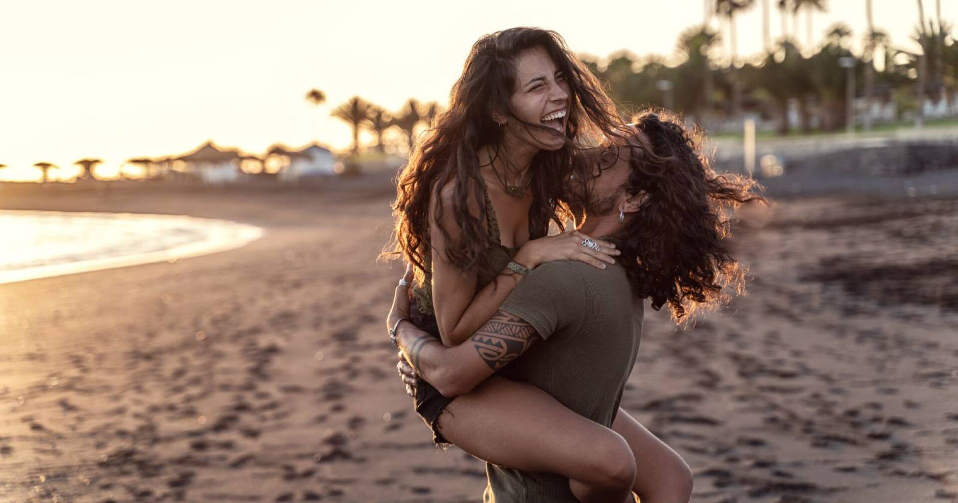 Junges verliebtes Paar am Strand | Credit: iStock.com/NeonShot
