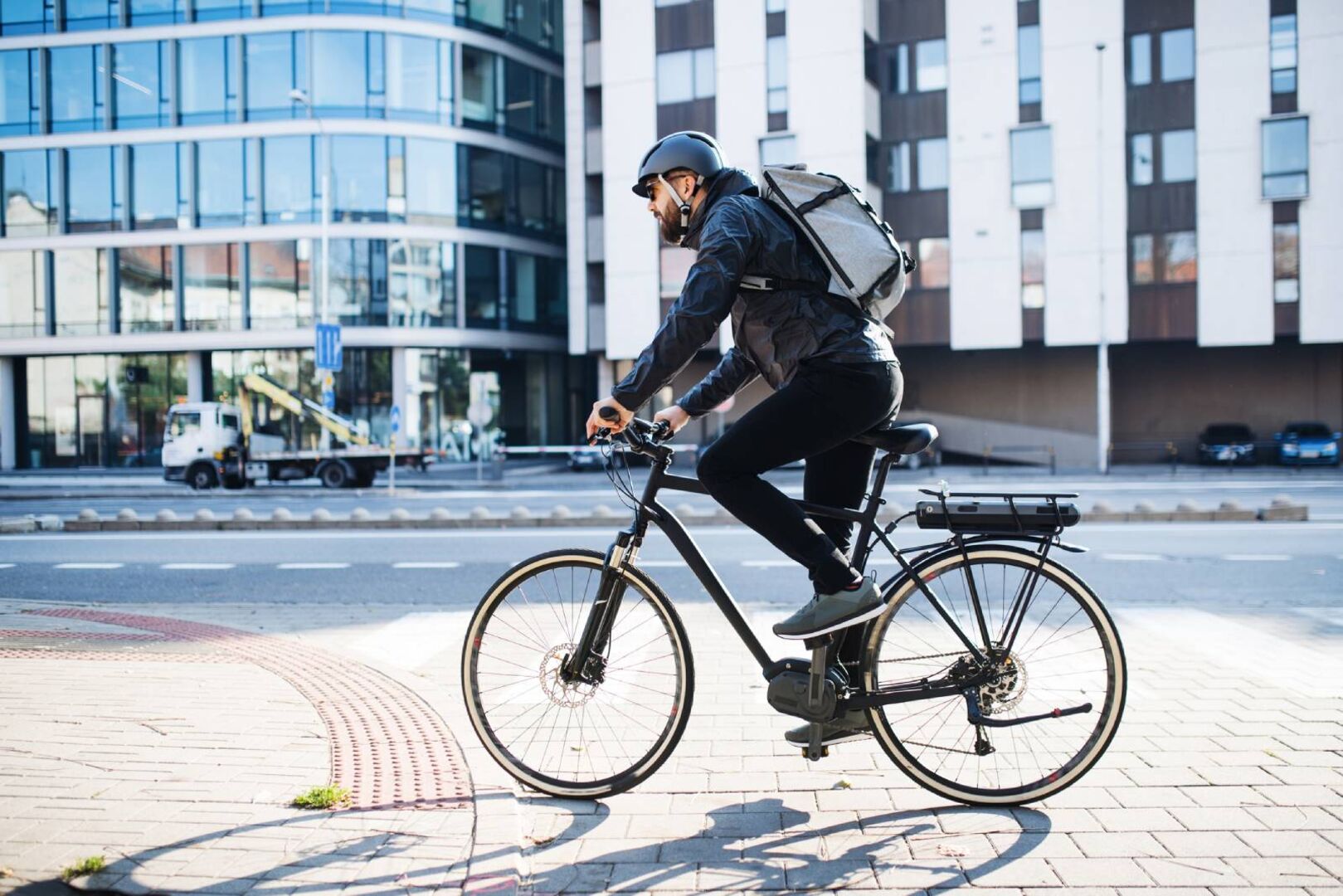 Junger Mann beim Radfahren in der Stadt | Credit: iStock.com/Halfpoint