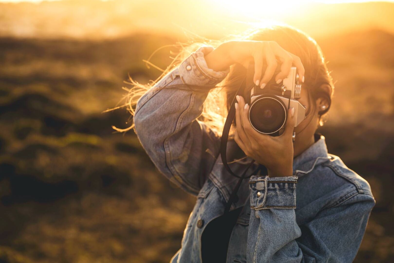 Junge Frau beim Fotografieren | Credit: iStock.com/erikreis