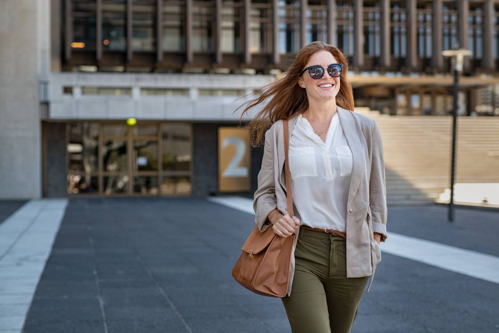 Junge Frau beim Stadtbummel | Credit: iStock.com/Ridofranz