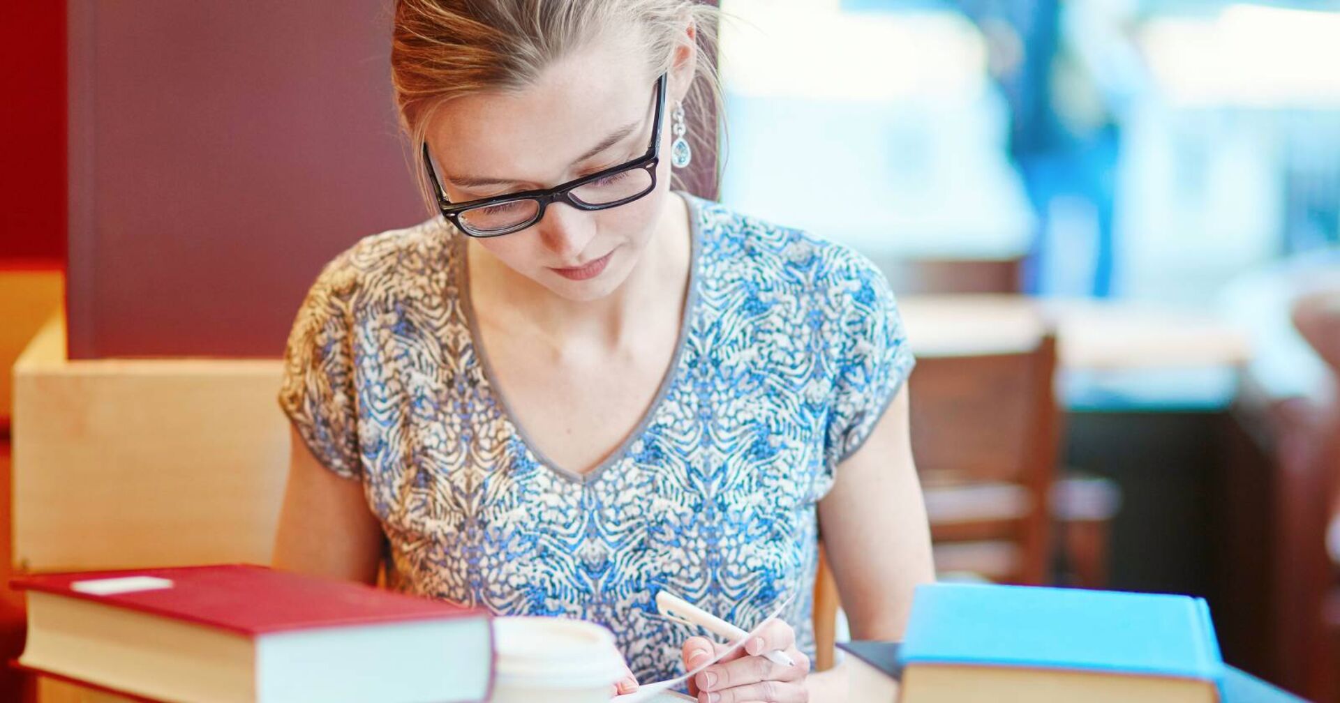 Studentin beim Lernen | Credit: iStock.com/encrier