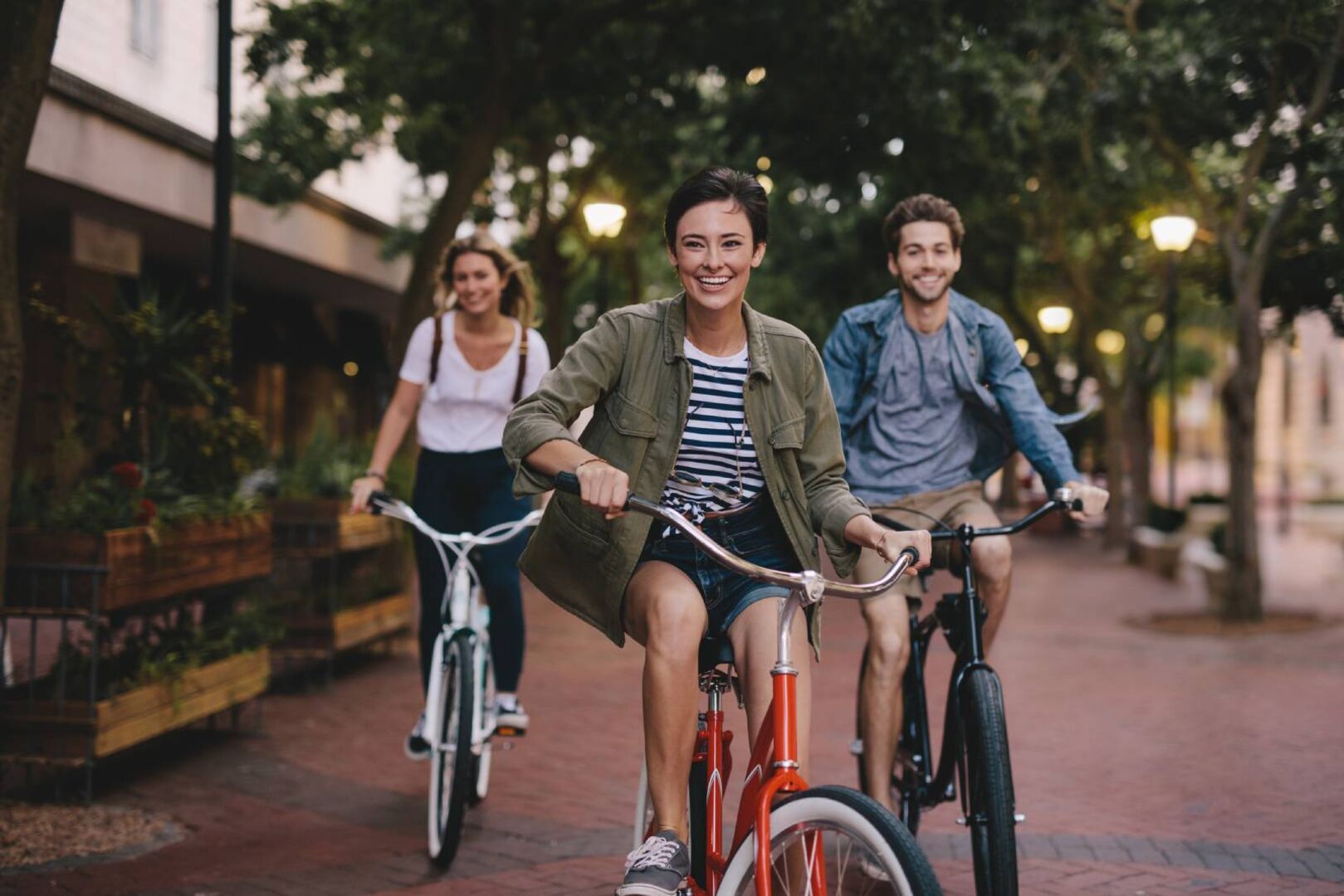 Junge Menschen unterwegs mit dem Fahrrad | Credit: iStock.com/jacoblund