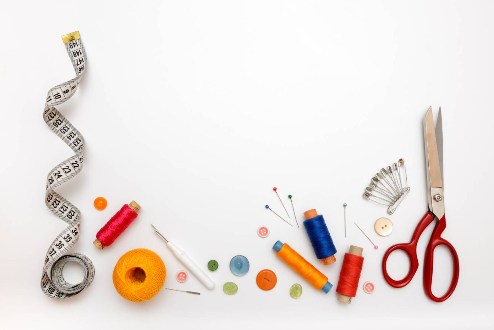 Set aus Nadel und Faden | Credit: iStock.com/OlgaNik