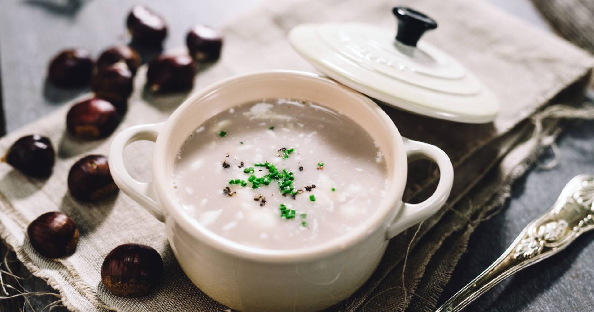 Ein Teller Maronisuppe | Credit: iStock.com/zeleno